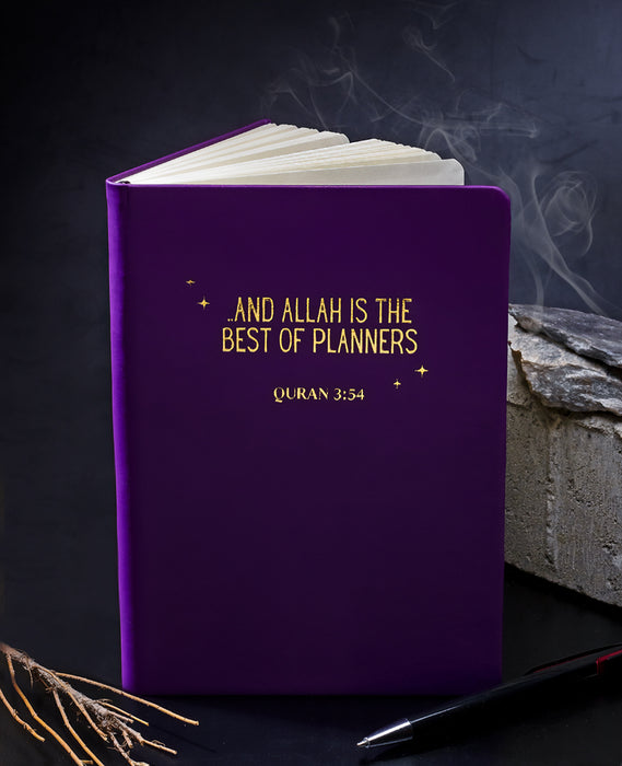 Carnet relié en similicuir – « Allah est le meilleur des planificateurs » (Violet)