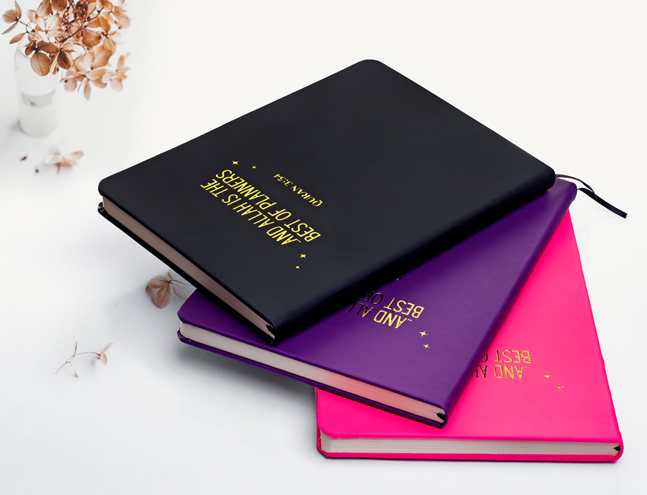 Carnet relié en similicuir – « Allah est le meilleur des planificateurs » (Violet)