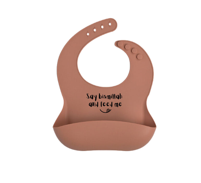 Bavoir en silicone « Dites Bismillah et nourrissez-moi » - Cannelle